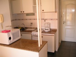 Vista desde el comedor. Cocina y puerta de entrada.La cocina se cambio por una electrica.